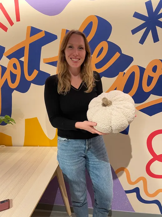 Groupe d'amies souriantes lors d'un atelier créatif anniversaire