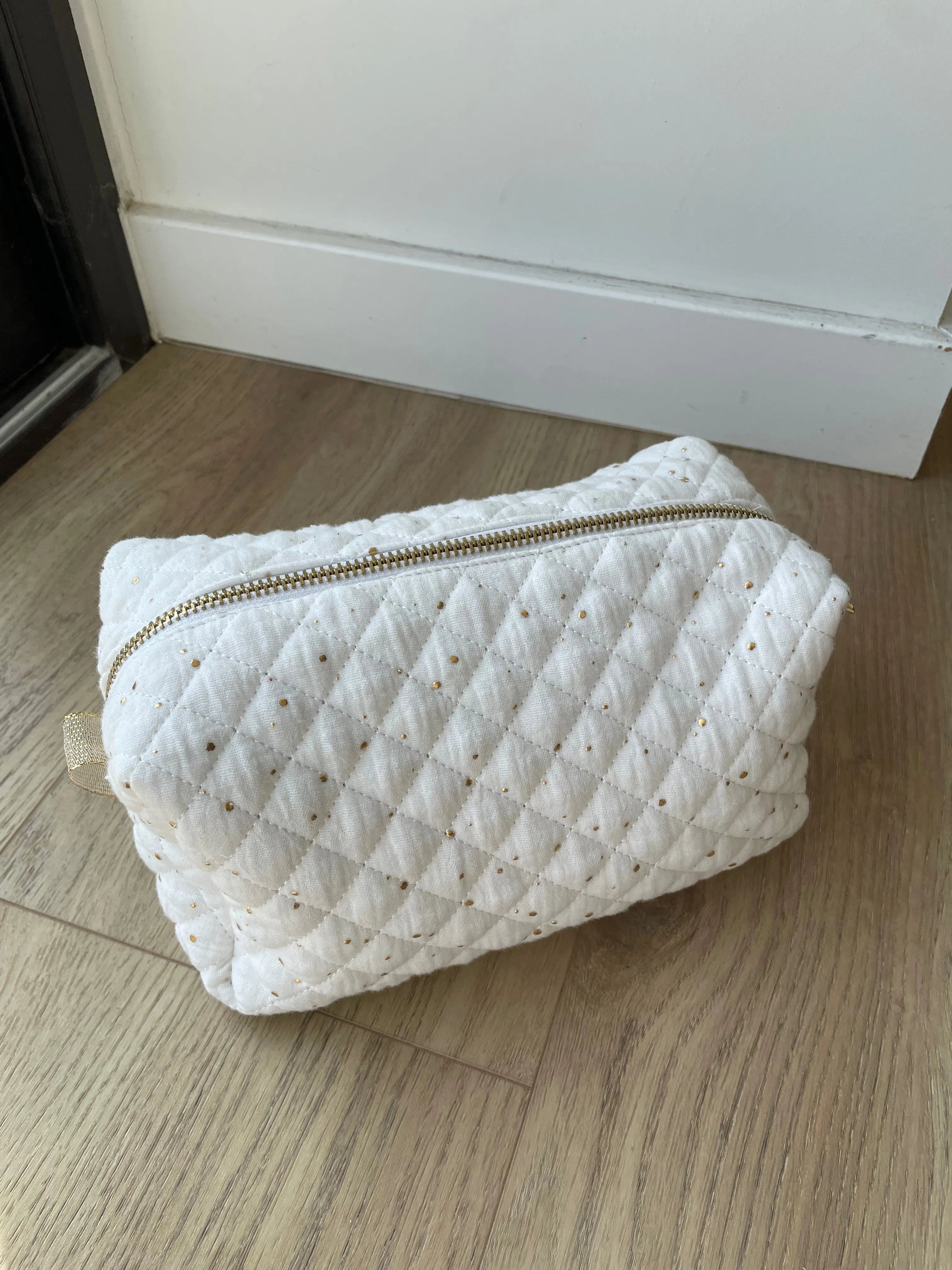 Créations terminées, posées fièrement sur la table d'atelier