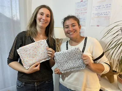 Groupe de femmes riant lors d'un EVJF créatif