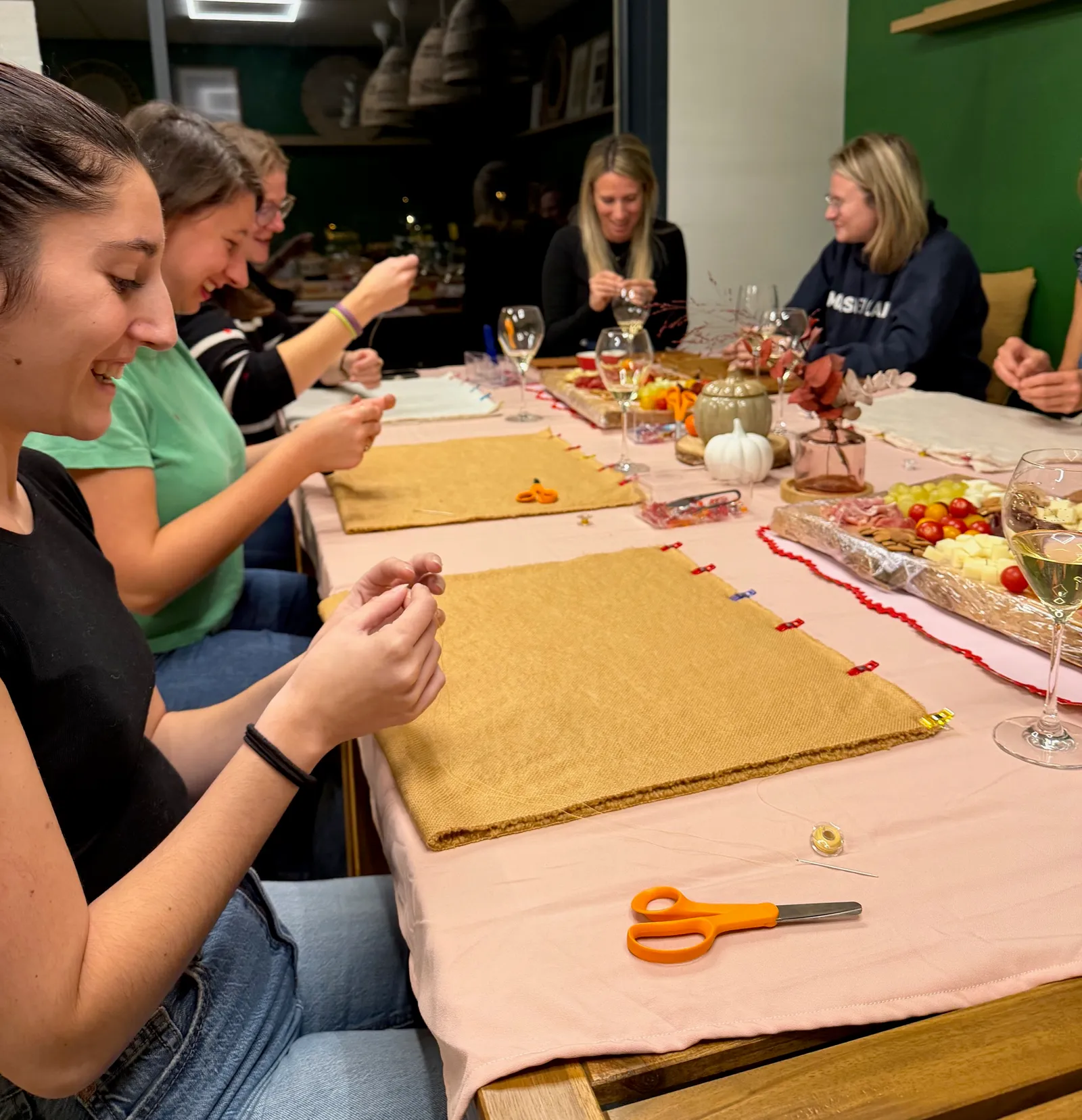 Participantes souriantes lors d'un atelier créatif à Grenoble
